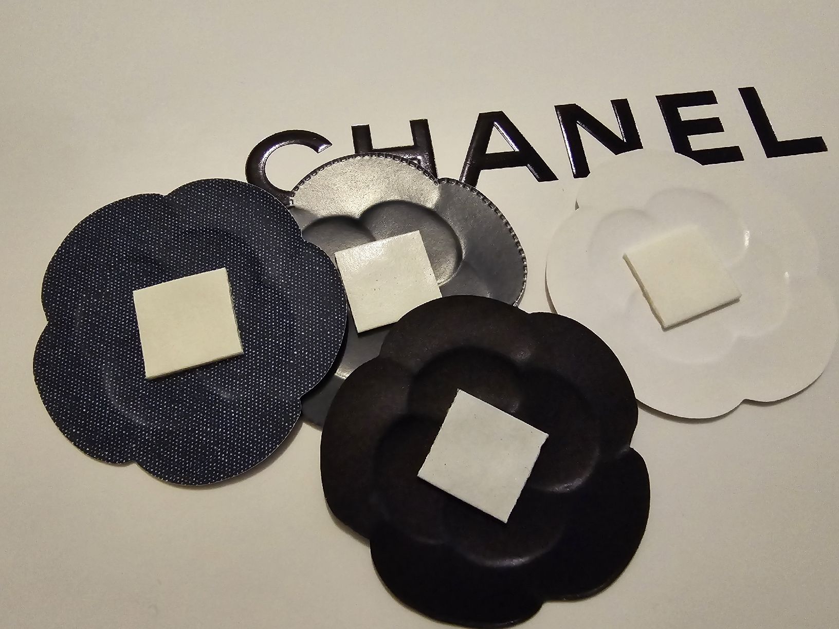 Chanel Sacs femmes: Chanel Kamelien 4 Stück – Neuf avec emballage d'origine à wallisellen par funkelsternchen5 3