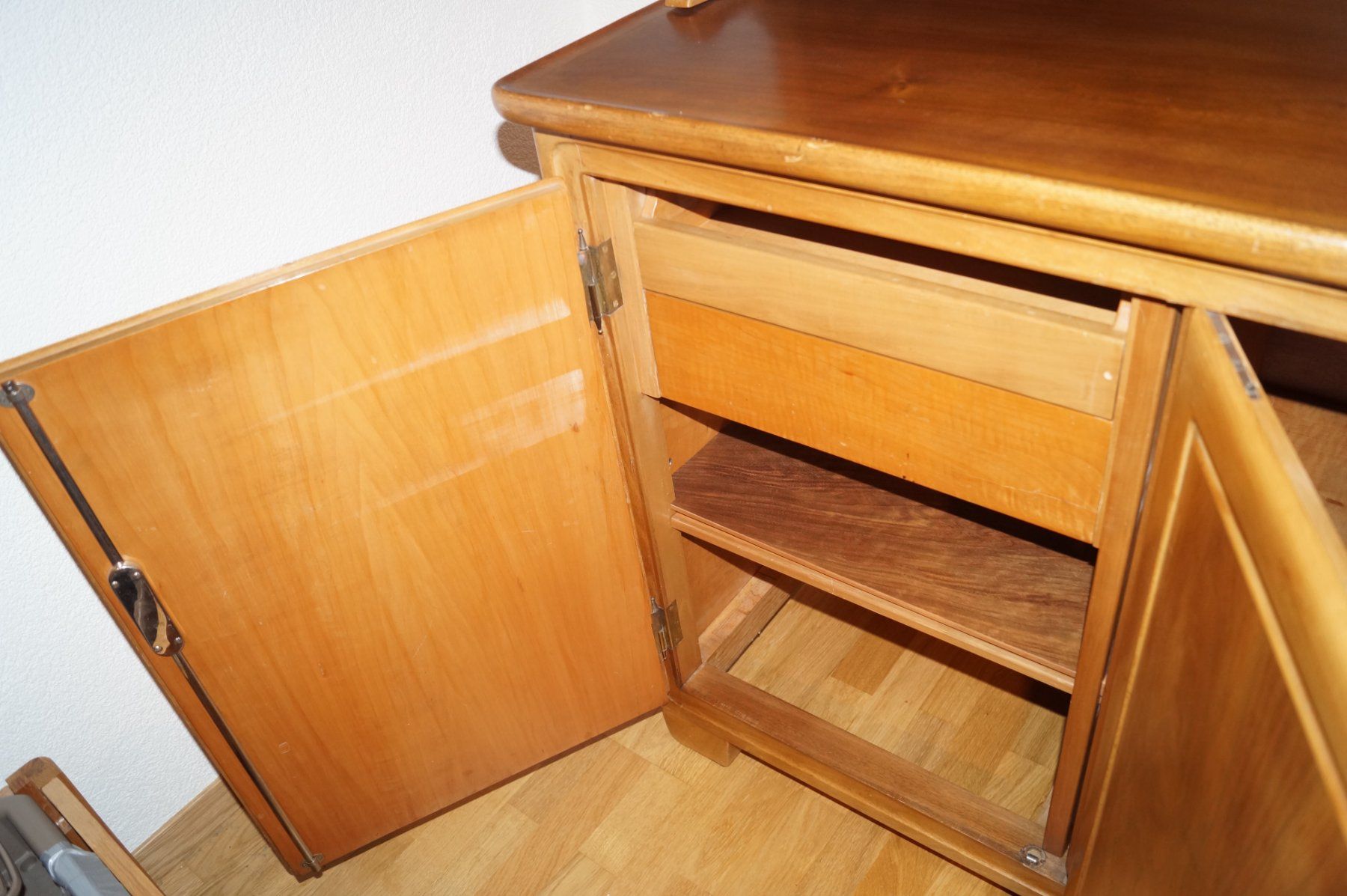 Büffets: Antikes Buffet Nussbaum – Gebraucht aus Eriz von BeachMontain 4