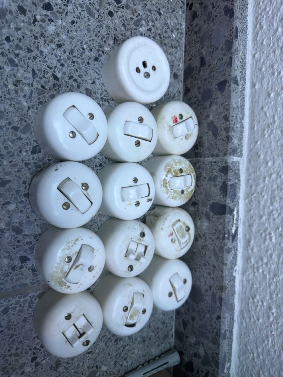 Interruttori: Lichtschalter und Steckdosen Antik – Usato da Weesen venduto da AmdenLodgeOliEschler