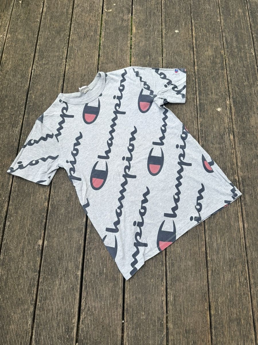 Champion T-shirt: Champion Tee All-Over Logo, Gris, Taille M – Usato da Fétigny venduto da nit_p86f