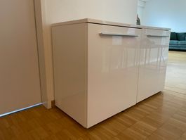 Moderner weisser Hochglanzschrank mit viel Stauraum
