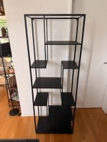 Regal aus Metall mit Holzplatten