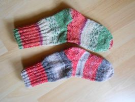 2 Paar Handgestrickte Weihnachtssocken Gr. 37/38