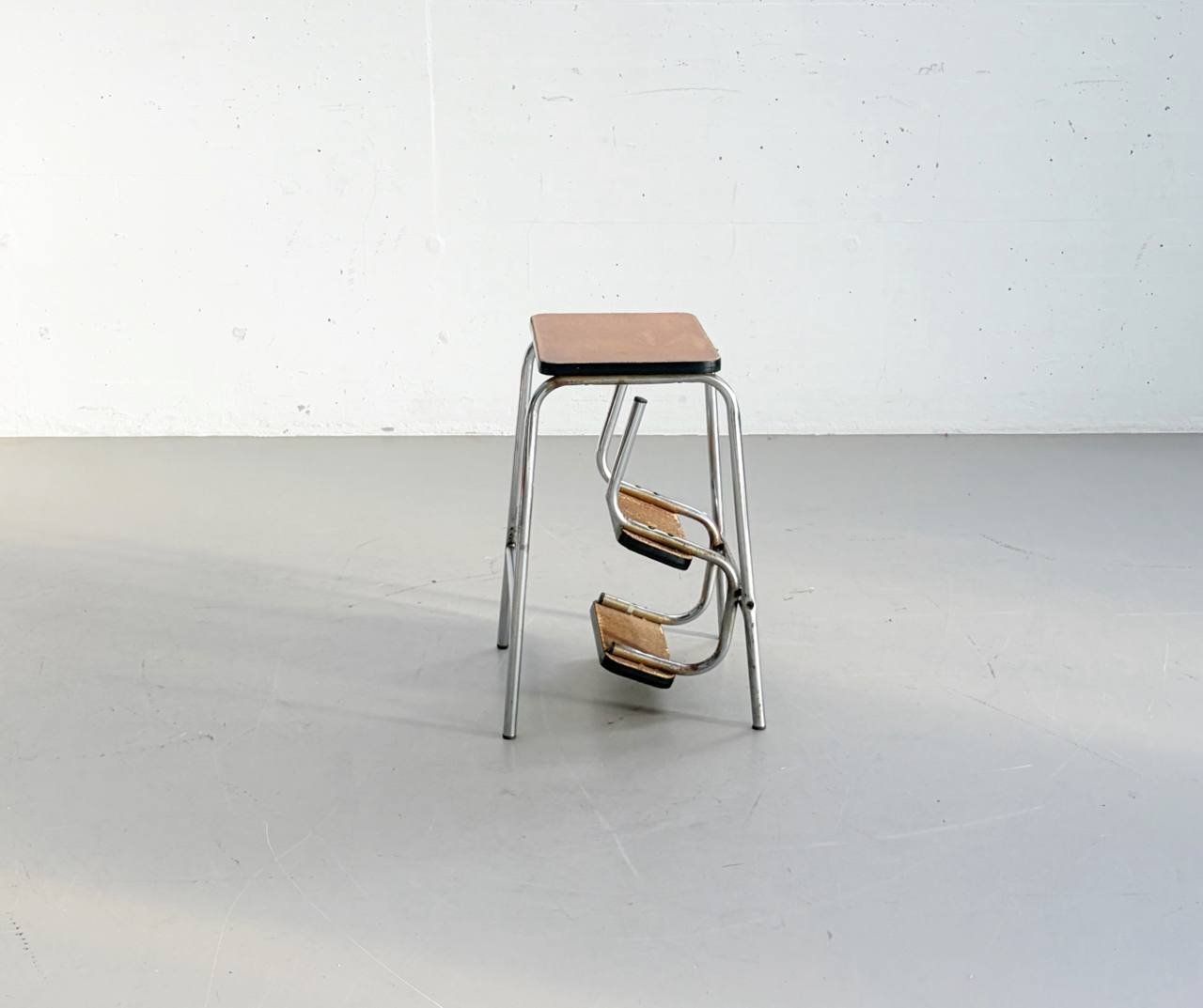 Hocker: Kelko Tritthocker mit braunem Kunstleder & Chromgestell – Gebraucht aus Zürich von LeMoege 7