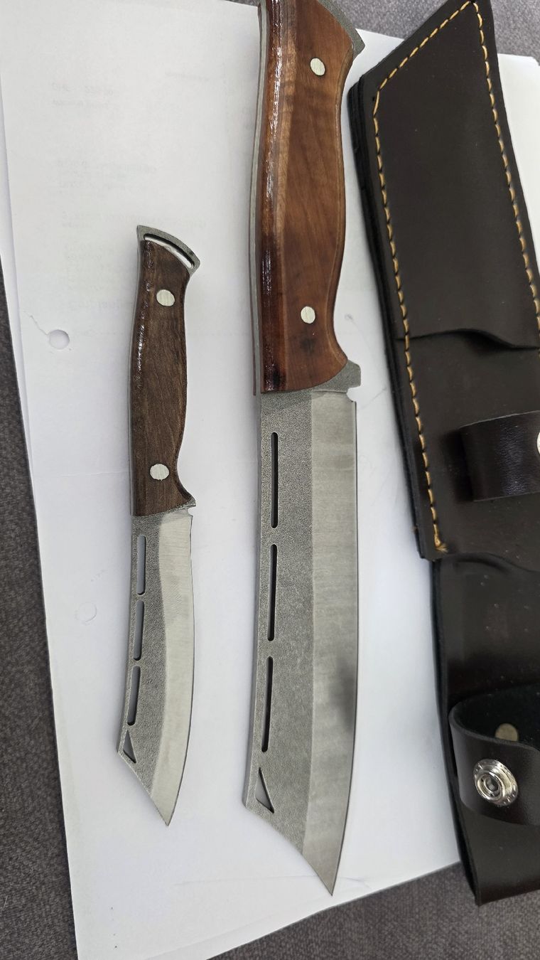 Accessori: Handgefertigtes Messer-Set mit Lederscheide  – Nuovo e nell'imballaggio originale da St. Margrethen SG venduto da Duezenli61 7