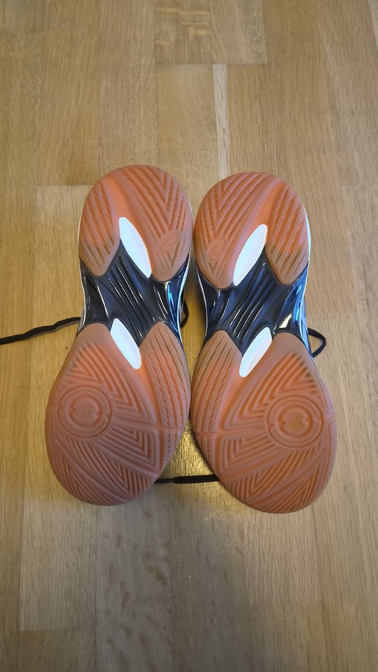 Abbigliamento: Asics Hallenschuhe Grösse 38 – Usato da Zürich venduto da yerzy 1