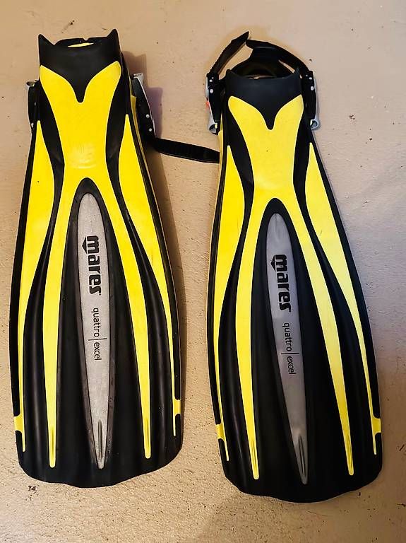 Mute per immersioni: Combinaison de plongée - palmes - botillons - gants – Usato da Vinelz venduto da Sevy100 4