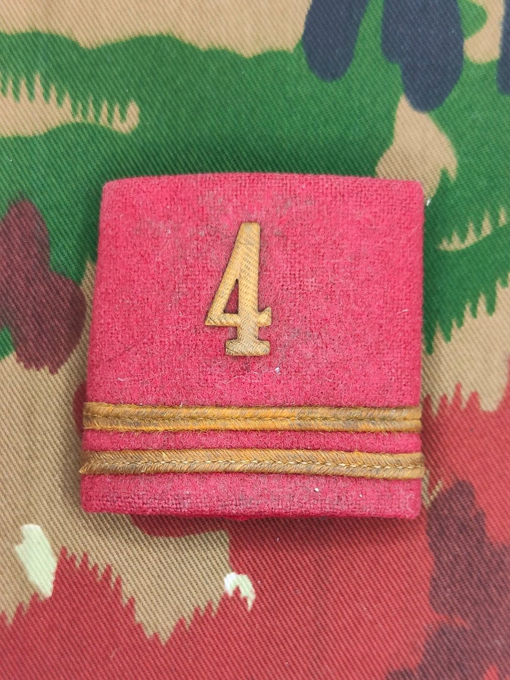 Schweizer Armee Placchette & Badge: Schulterpatte Oberleutnant Bat 4 – Usato da Bauma venduto da SwissMilitaria