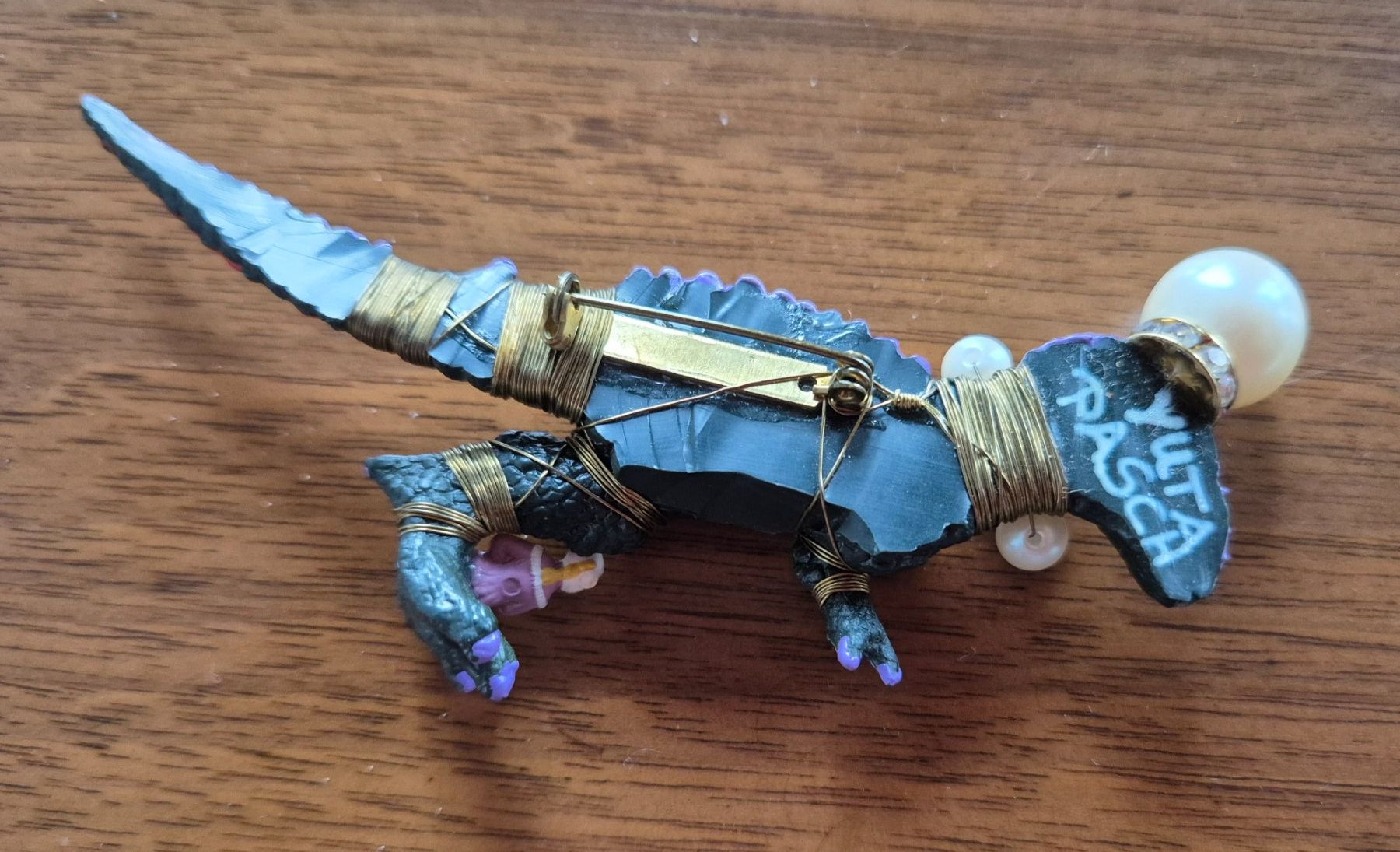 Broschen & Nadeln: Brosche Dino-Figur mit Perlen, Yuta Pasch signiert – Neu (gemäss Beschreibung) aus St. Gallen von limonaden 1