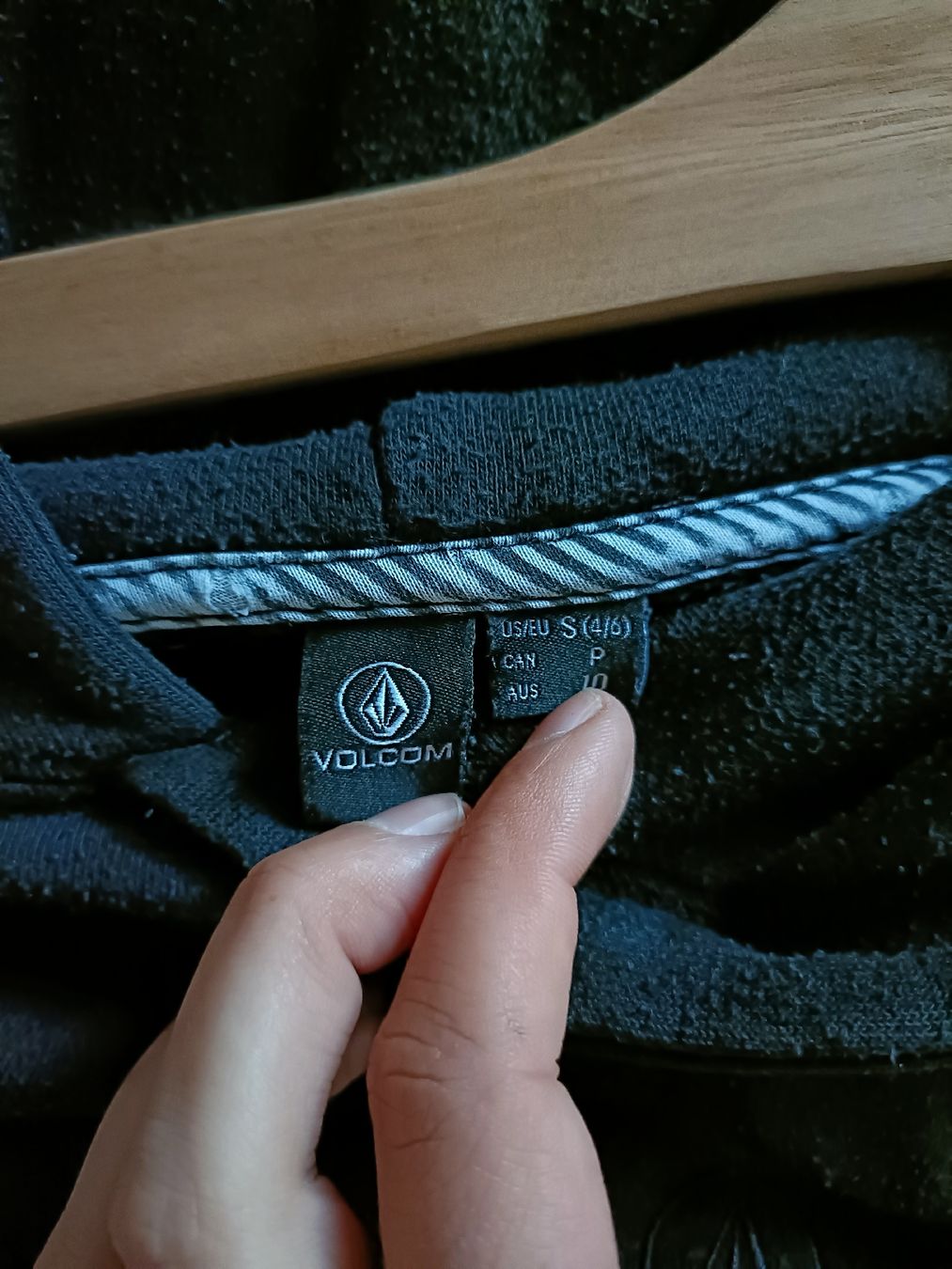 Pullover & Sweatshirts: Volcom Crop Hoodie noir, taille S – Gebraucht aus Vaulruz von O_DDM 2