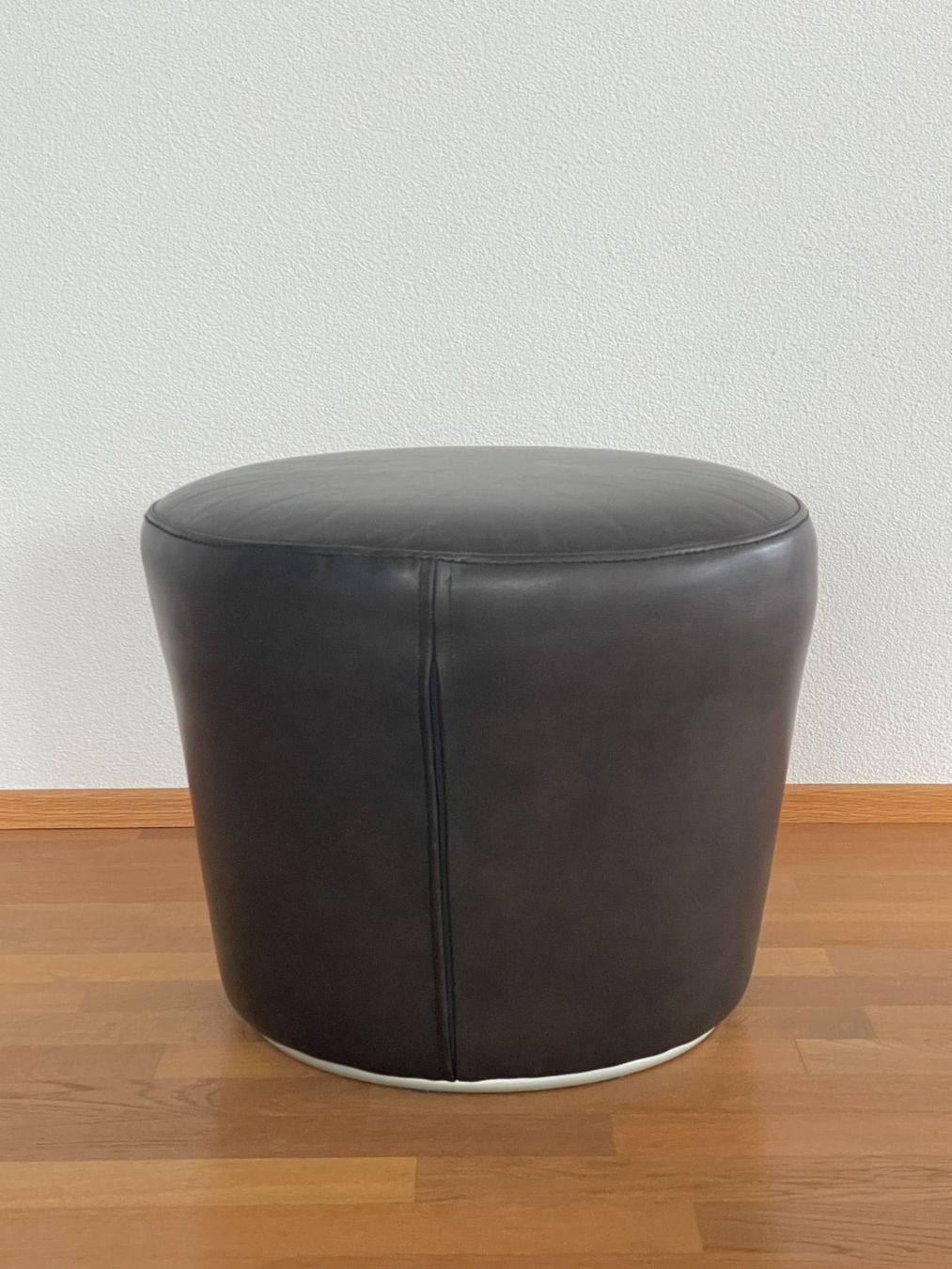 Sgabelli: Schwarzer Leder Hocker – Usato da Umiken venduto da Freundschaft 1