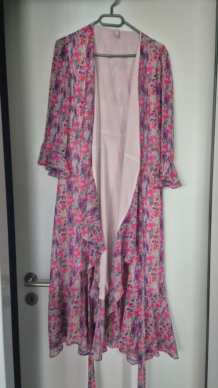 Kleider: Sommerliches Wickelkleid mit Blumenmuster, Grösse M – Gebraucht aus Emmen von CreativeGarcia 2