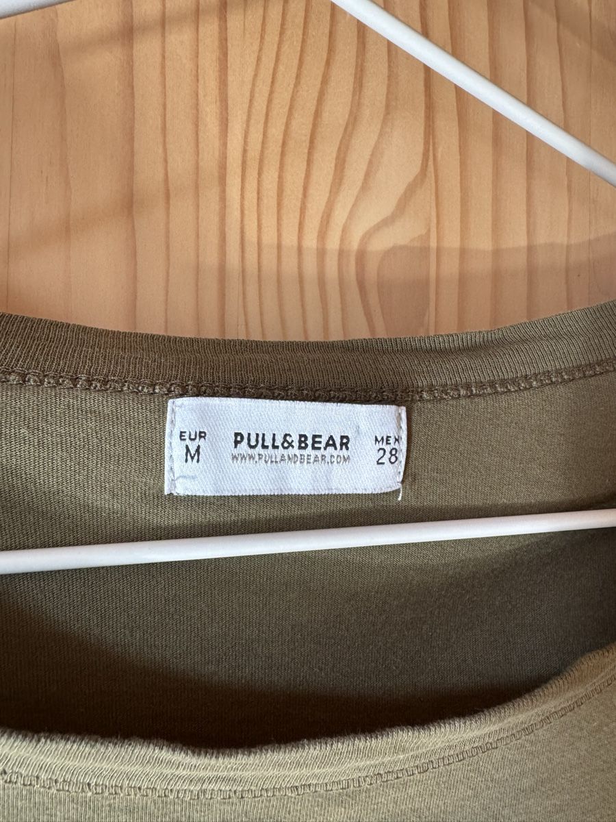 Pull&Bear T-Shirts: Pull&Bear Shirt, Olivgrün mit Patches, Grösse M – Gebraucht aus Hergiswil NW von kaufe_bei_kaufmann 3