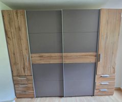 Grosser Kleiderschrank mit Schiebetüren, Top Zustand!