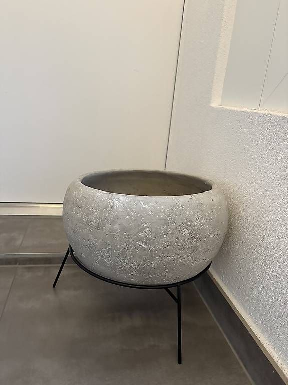 Blumentöpfe: Cache-pot ciment – Gebraucht aus Conthey von carina.pereira