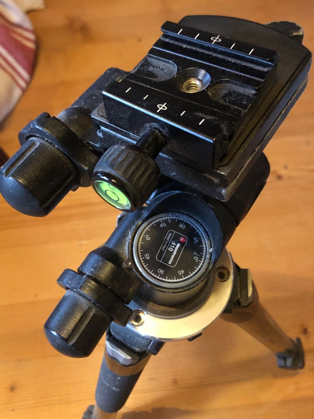 Manfrotto Stative & Köpfe: Manfrotto Stativ mit Stativkopf & Schnellwechselplatte – Gebraucht aus Unterlunkhofen von sch_x8tf 2