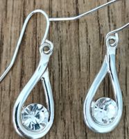 Elegante, funkelnde Ohrringe in Silberoptik mit Strass