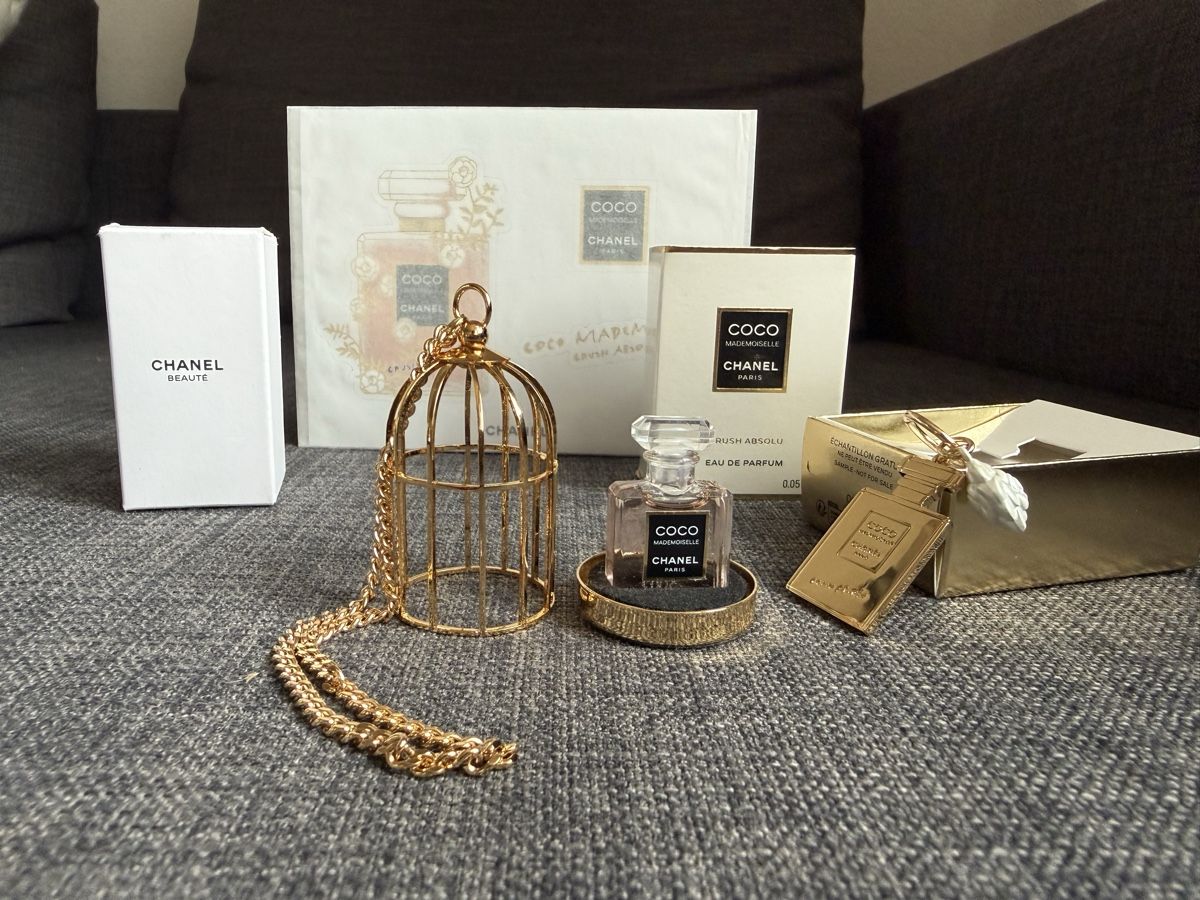 Chanel Portachiavi: Rare Chanel Miniature Set – Nuovo e nell'imballaggio originale da Luzern venduto da sas_r89l 1