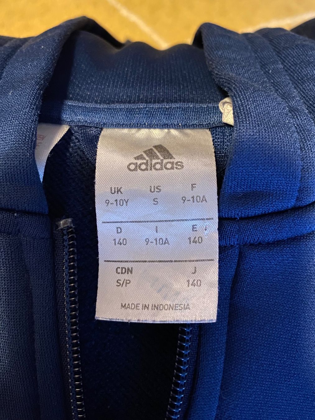 Adidas Pullover & Sweatshirts: Adidas Trainerjacke gr. 140 – Gebraucht aus Freienwil von dia_9sqy 1