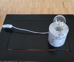 Hochwertige Tischlampe mit modernem Marmorsockel