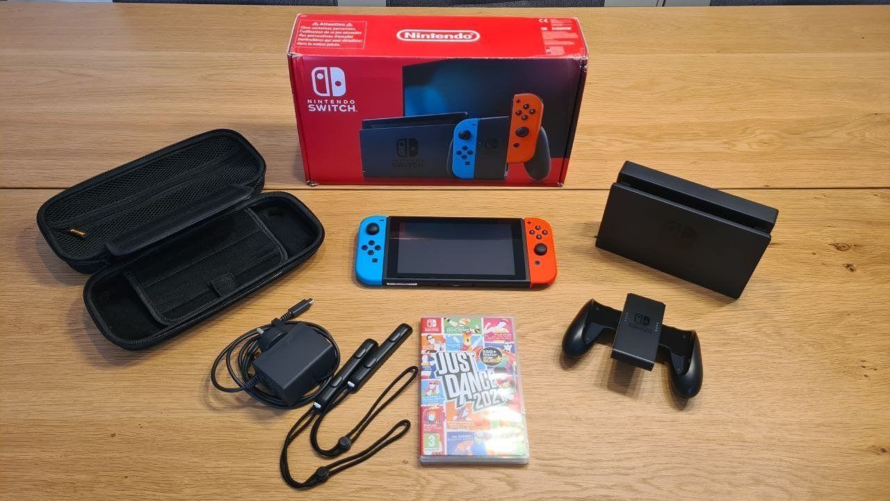 Nintendo Console: Nintendo Switch Bundle + Just Dance + Travel Case – Usato da Zürich venduto da gia_tfj5