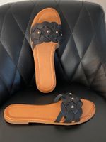 Schwarze Sandale mit goldigen Details - neu!