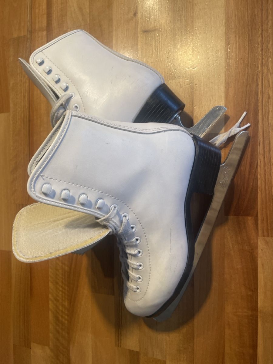 Pattini da ghiaccio: Schlittschuhe Damen Größe 36 – Usato da Zürich venduto da projektkinderwagen