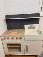 Schöne Kinderküche aus Holz - mobil auf Rollen