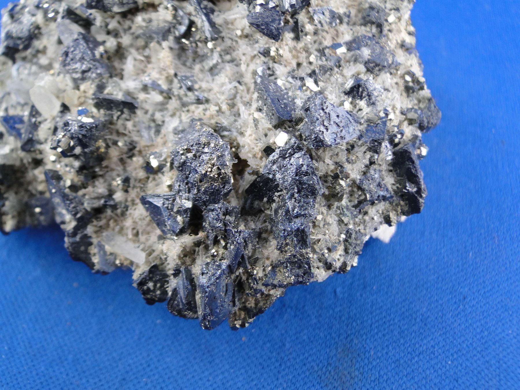 Minerali & Pietre curative: Tetrahedrit mit Pyrit – Usato da Schinznach Bad venduto da Demerald 4