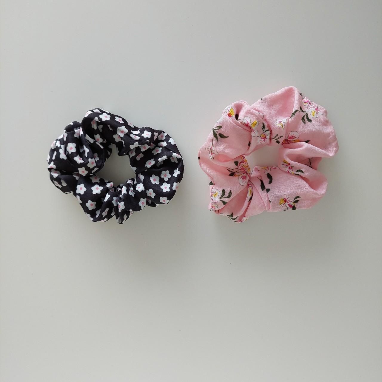 Accessori per capelli: 2 Scrunchies – Usato da Neftenbach venduto da Joyvdberg