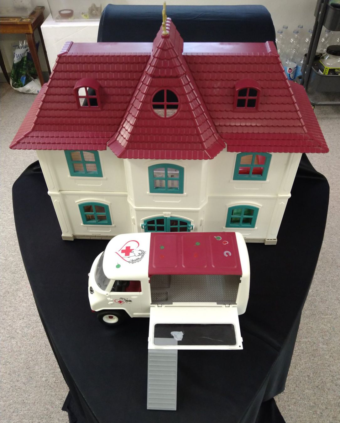 Schleich Giocattoli: Schleich Wohnhaus mit Arztauto – Usato da Wangen b. Olten venduto da ErikaK06 5