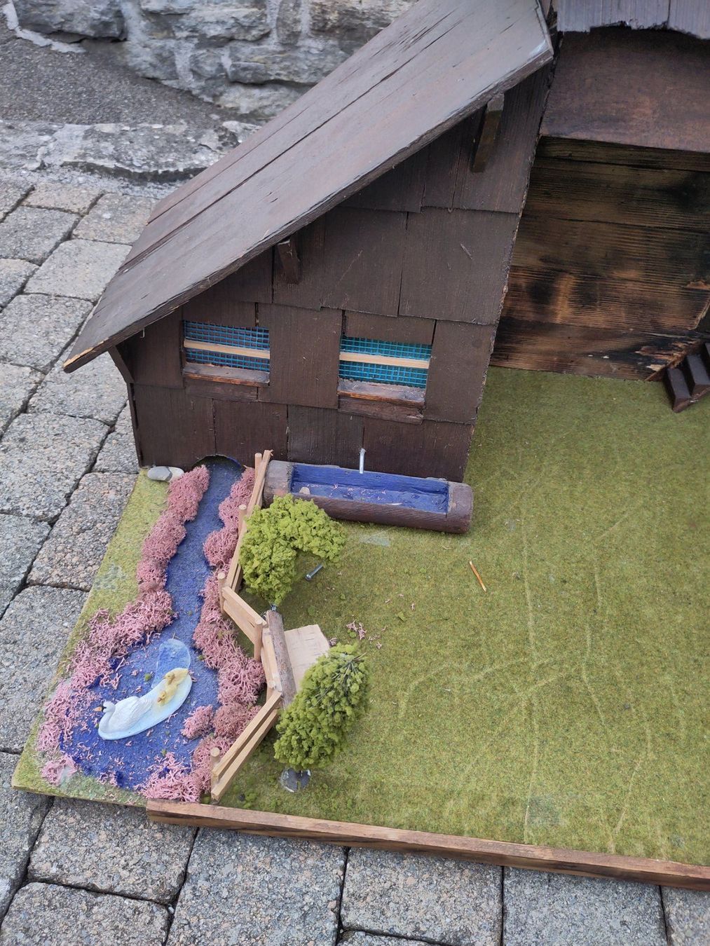 Spielzeuge: Grosser Stall zum Spielen oder als Krippe – Gebraucht aus Bischofszell von hos_yz6q 1