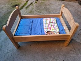 Puppenbett aus Holz mit Bettwäsche gebraucht guter Zustand