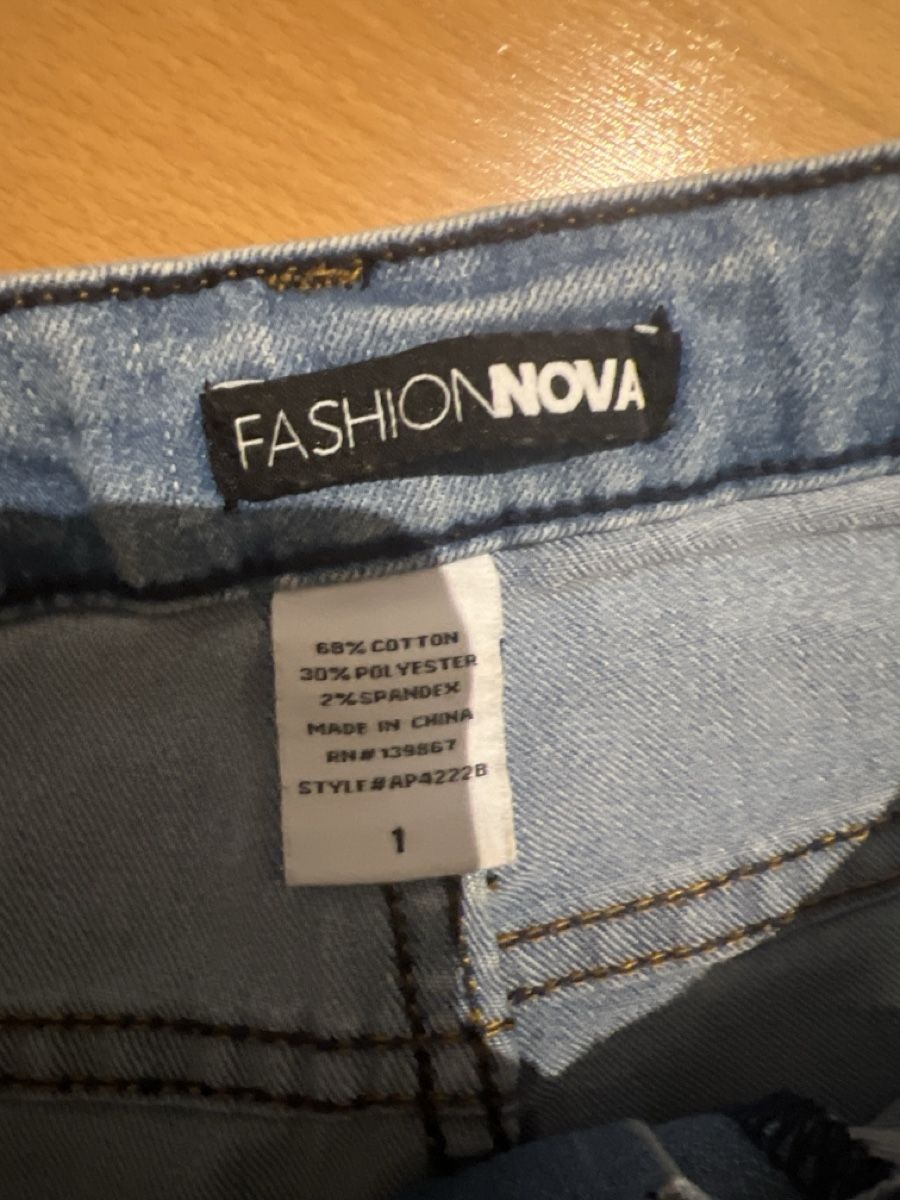 Hosen: Fashion Nova Jeans Shorts – Gebraucht aus Oberengstringen von pri_c8jk 1