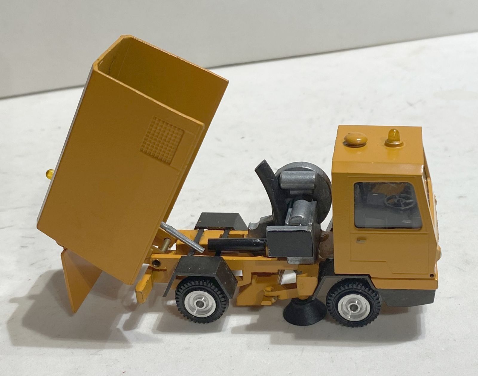 Conrad Modellbausätze & Standmodelle: Conrad 3047 Strassenfeger in OVP – Gebraucht aus Sonceboz-Sombeval von Decolove 3