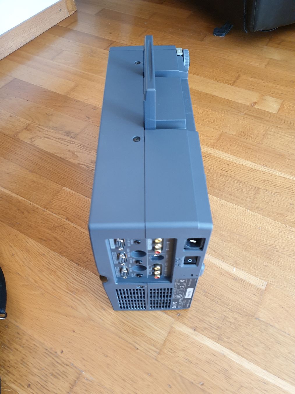 Sanyo Proiettori: SANYO PLC-XP10EA Multimedia Projektor mit Tasche – Usato da Ittigen venduto da Ziok187 4