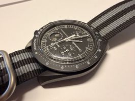 Omega x Swatch Mission to the Moonphase “New Moon” Snoopy | 