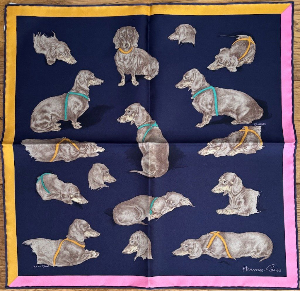 Hermès Foulards, Tücher & Schals: HERMES Gavroche Pochette "LES BASSETS", 2025 – Neu und originalverpackt aus Zürich von Libraco 1