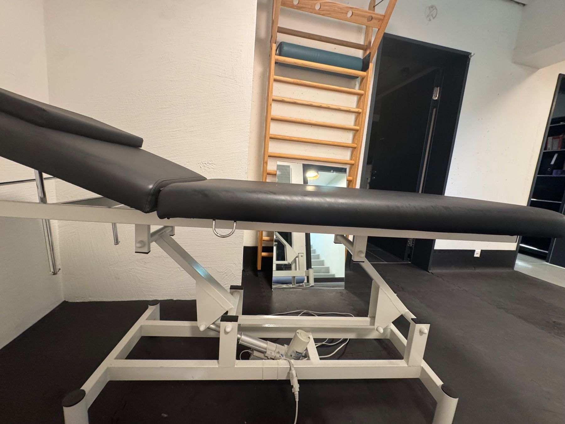 Sedie a sdraio: Elektrisch verstellbare Physio- / Massageliege – Usato da Bülach venduto da Volleyball_Academy 2