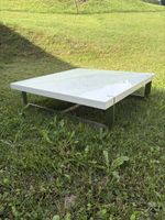 Couchtisch weiss quadratisch mit Metallbeinen gebraucht