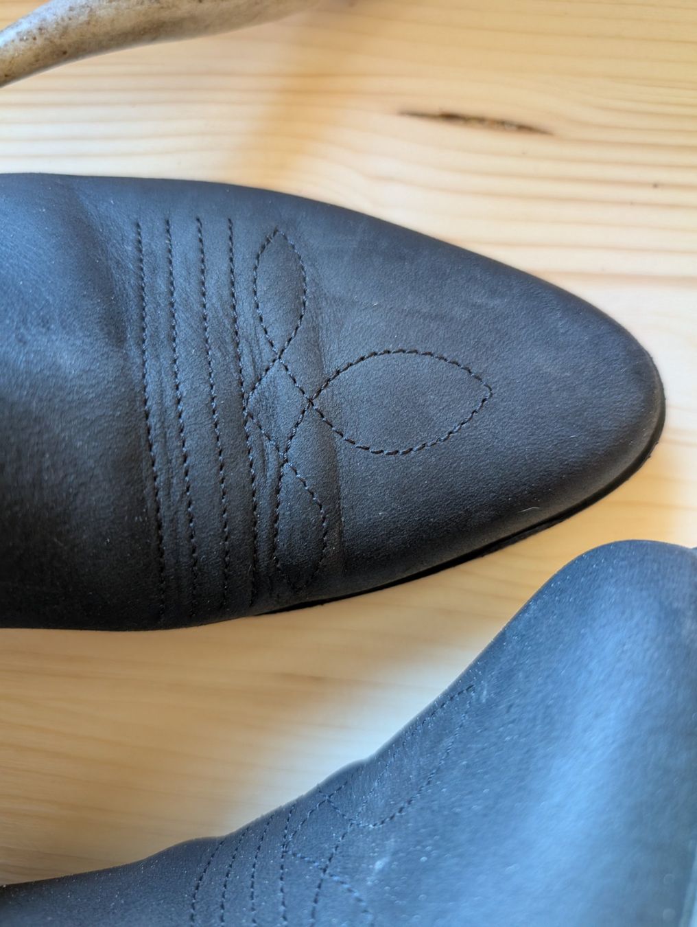 Scarpe da donna: Schwarze Leder Westernstiefeletten, Gr. 40 – Usato da Dussnang venduto da khulamahula 1