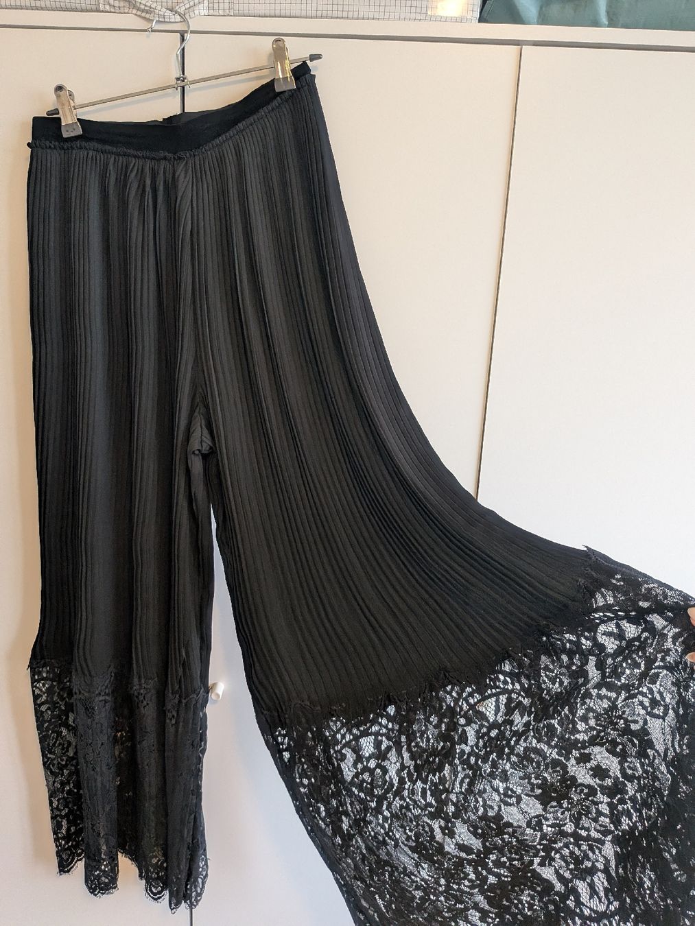 Pantaloni: Black Lace Palazzo Pants - excellent condition – Nuovo (secondo la descrizione) da Wettingen venduto da ann_hzb5