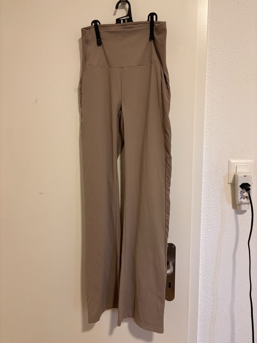 Oysho Leggings: Oysho Flared Beige Leggings Size 40 – Nuovo (secondo la descrizione) da Biel/Bienne venduto da chauthu1