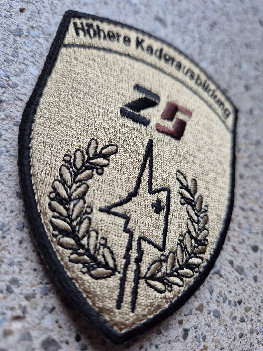 Schweizer Armee Plaketten & Abzeichen: *** Badge Höhere Kaderausbildung mit klett *** – Neu und originalverpackt aus Riedholz von fr_sIruP 2