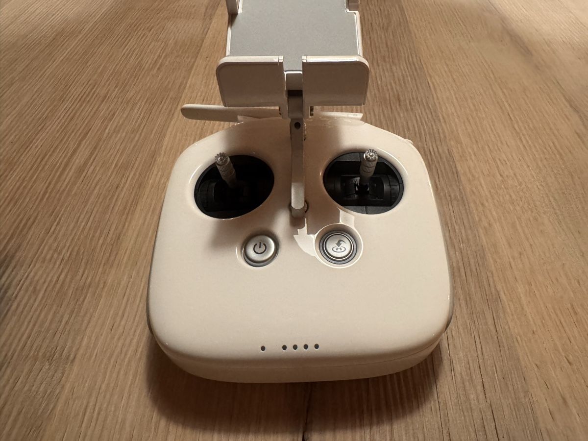 DJI RC Kits de montage: DJI Phantom 4 Pro drone with controller and props – D'occasion à Obfelden par Wi_matthias 3