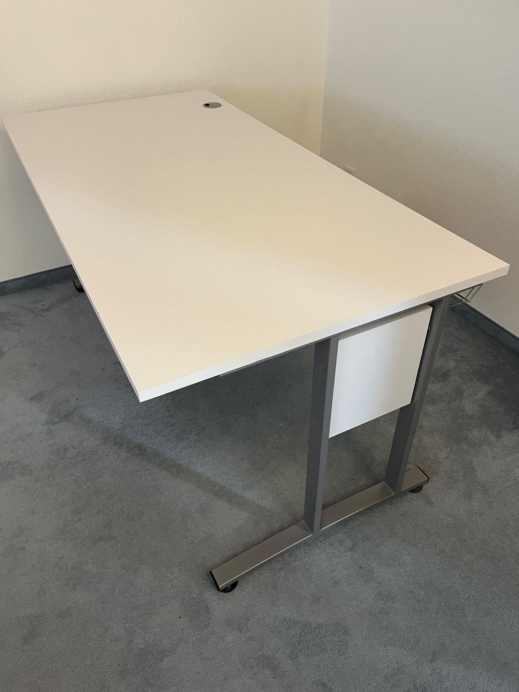 Scrivanie: Bürotisch weiss mit Kabelkanal – Usato da Kaltbrunn venduto da tho_x6l5