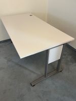 Bürotisch weiss mit Kabelkanal