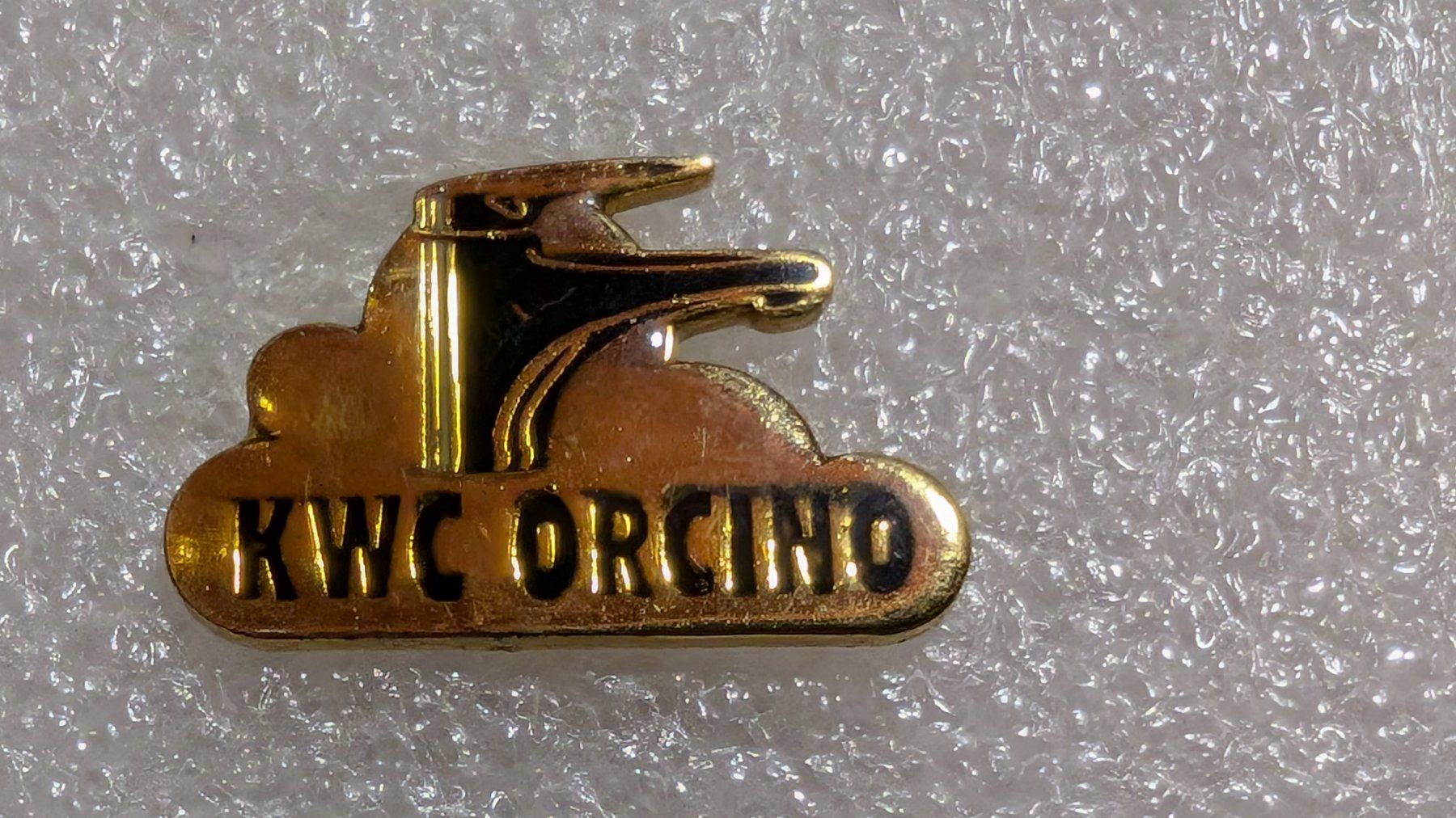 Plaketten & Abzeichen: Ansteckpin 271: KWC Orcino – Gebraucht aus Oppligen von Pin-Fall-Shop