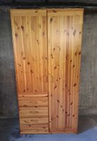 Kleiderschrank aus Holz mit Schubladen in gutem Zustand.