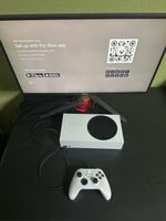 XBox mit Controller und Bildschirm
